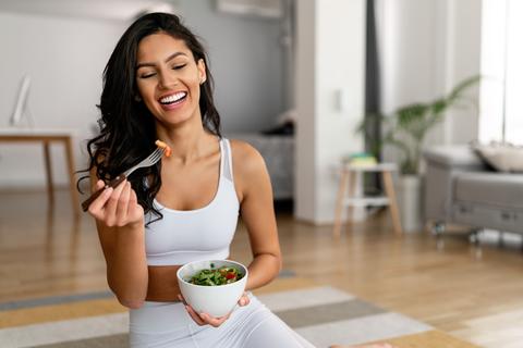 mujer_comiendo_saludable