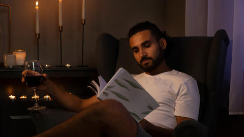 hombre_leyendo_de_noche