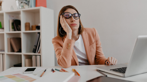 mujer_trabajando_con_sueño